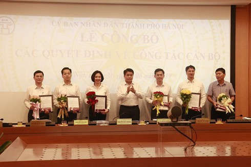 Chủ tịch UBND TP Hà Nội Nguyễn Đức Chung (giữa)