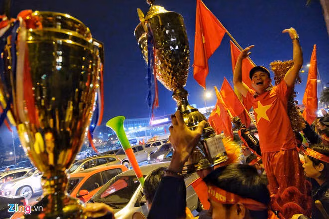 May bay dua nha vo dich SEA Games ha canh xuong Noi Bai hinh anh 13 