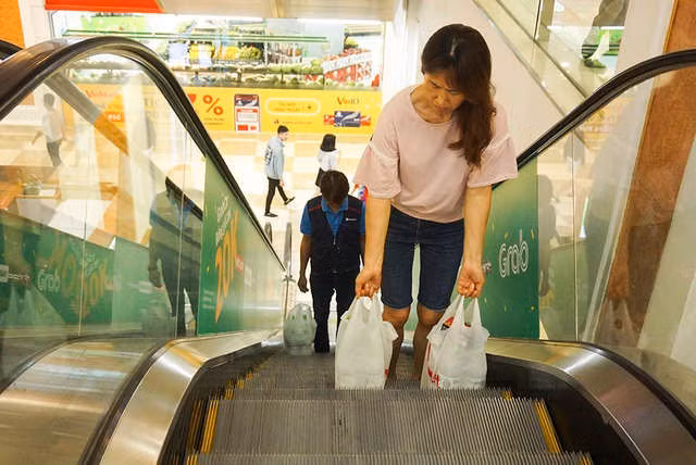 Hà Nội: Người dân ùn ùn đi mua nước đóng chai ở siêu thị - 8