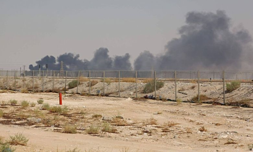 Khói bốc lên từ nhà máy của Aramco sau khi bị tấn công. Ảnh: AFP