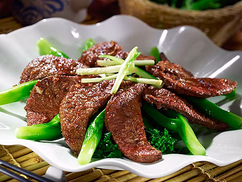 Gan lợn có thể chế biến thành món xào, luộc song không nên kết hợp với giá đỗ hay gỏi cá. Ảnh: Boontong