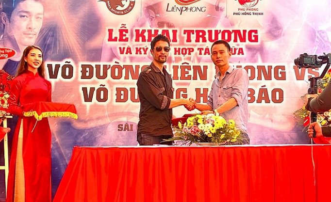 Đại diện võ đường Hắc Báo và diễn viên Johnny Trí Nguyễn - đại diện võ đường Liên Phong, đã thực hiện lễ ký kết hợp tác giữa 2 võ đường.