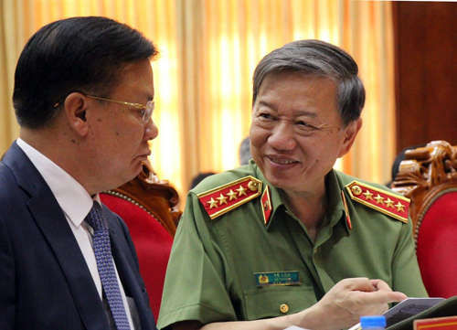 Bộ trưởng Tô Lâm nói chuyện với Bộ trưởng tài Chính Đinh Tiến Dũng trước buổi làm việc với C04. Ảnh: Phạm Duy.