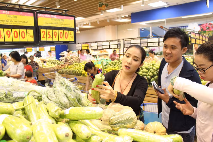 Đội của diễn viên Cát Tường đang chọn sản phẩm xanh.