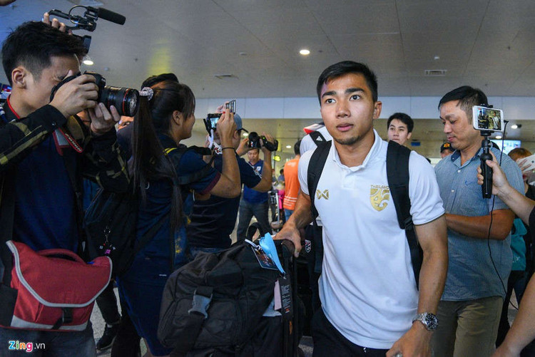 Thai Lan den Noi Bai, san sang cho tran gap tuyen Viet Nam hinh anh 2 