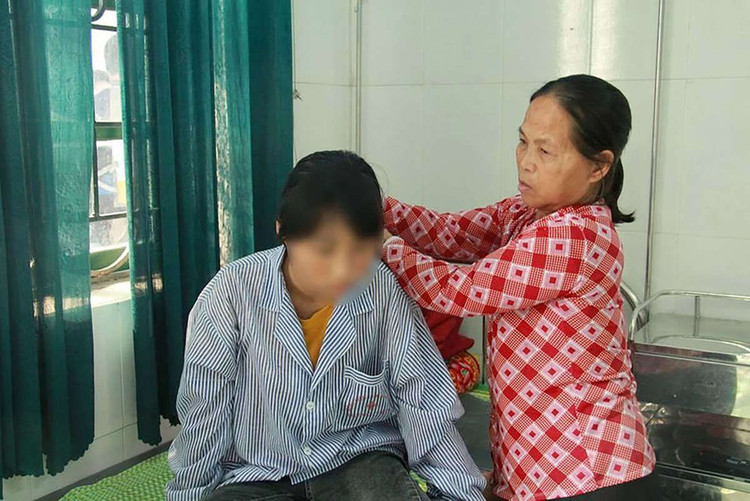 Nạn nhân trong vụ lột đồ đánh bạn ở Hưng Yên.