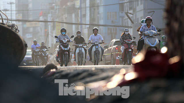 Người dân khốn khổ luồn lách trong khói bụi khi qua đại công trường vành đai 2 - Ảnh 3.