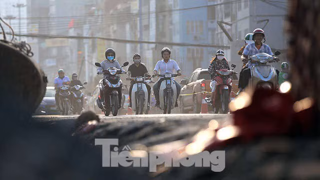 Người dân khốn khổ luồn lách trong khói bụi khi qua đại công trường vành đai 2 - Ảnh 3.