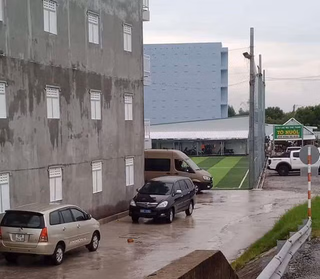 Chủ nhiệm UB Kiểm tra Tỉnh ủy mở tiệc, 2 cấp phó 'liều mạng' đi xe biển xanh