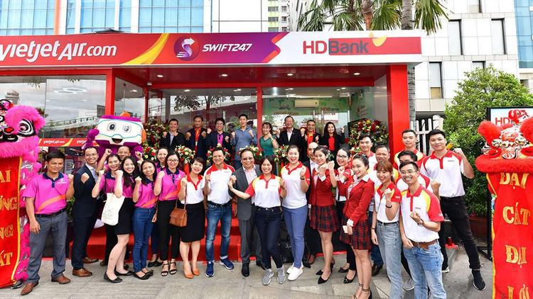 Cùng Khu vực Ngân hàng số HDBank 24/7, Vietjet khai trương Phòng vé hiện đại và Swift 247 ra mắt điểm giao nhận hàng hoá chuyển phát nhanh đầu tiên tại Việt Nam.