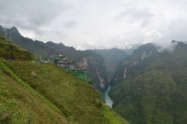 Cận cảnh Mã Pì Lèng Panorama “khoác áo” màu xanh trước khi bị tháo dỡ - 8