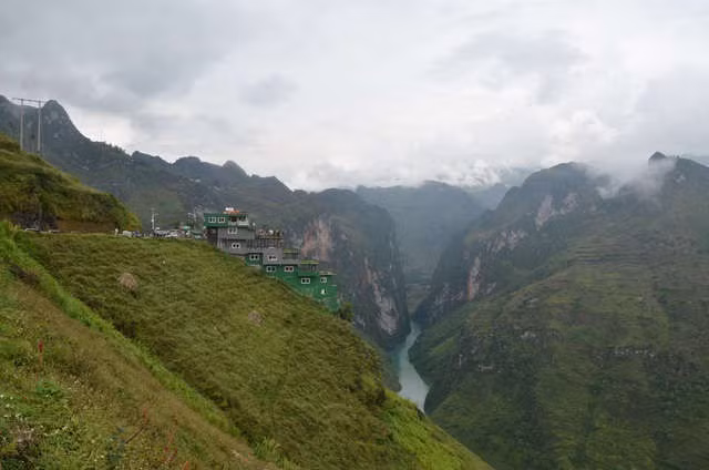 Cận cảnh Mã Pì Lèng Panorama “khoác áo” màu xanh trước khi bị tháo dỡ - 8