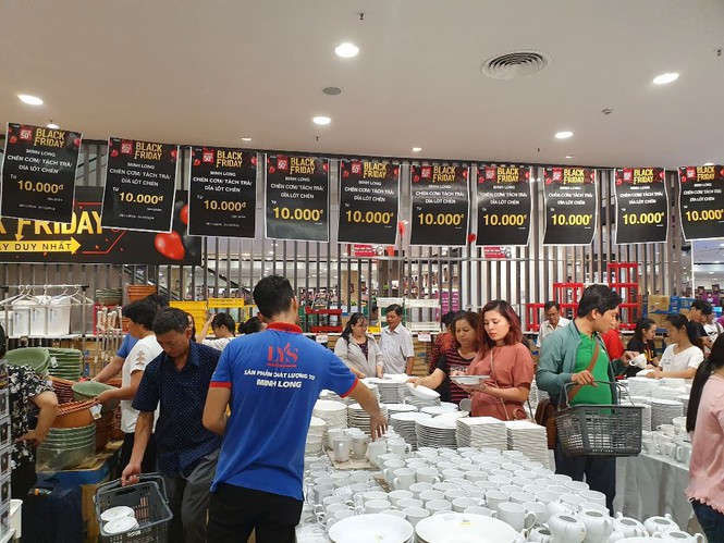 Black Friday: Chen lấn săn hàng giảm giá trong đêm Sài Gòn - ảnh 9