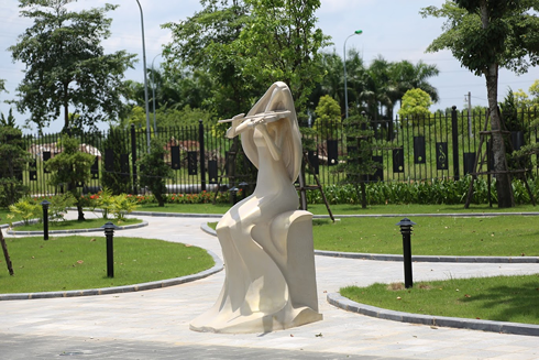 Nữ nghệ sĩ với cây Violin đang tấu những bài ca cuộc đời.