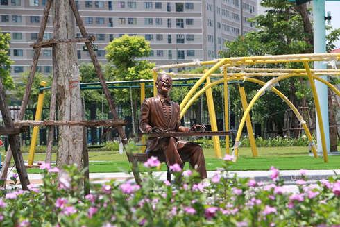 Hay một nghệ sĩ đang say sưa với những phím đàn piano.