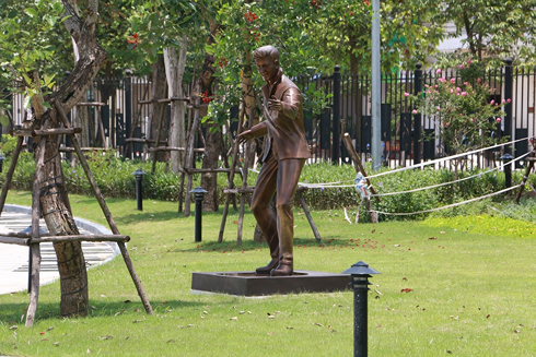 Tượng mô phỏng nghệ sĩ đang thả mình với chiếc guitar trong... tưởng tượng.