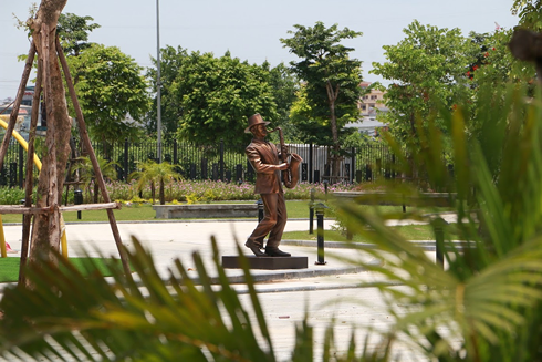 Một nghệ sĩ đang say sưa với chiếc saxophone.