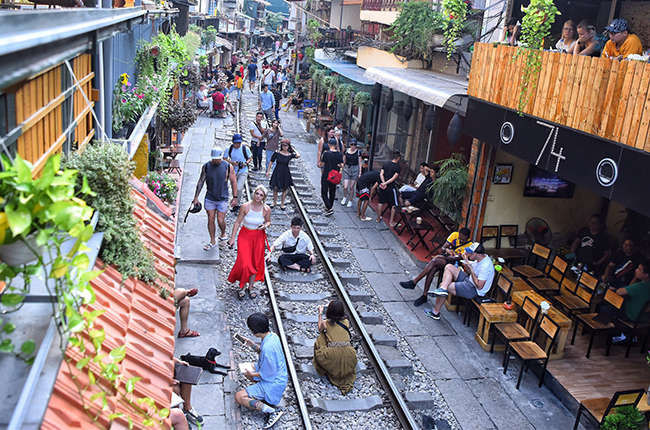 Du khách đến khu vực cà phê đường tàu Phùng Hưng. Ảnh : Giang Huy. 