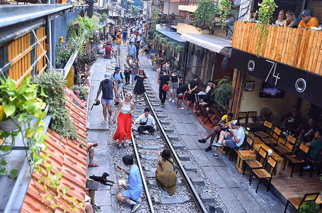 Du khách đến khu vực cà phê đường tàu Phùng Hưng. Ảnh&nbsp;: Giang Huy.&nbsp;