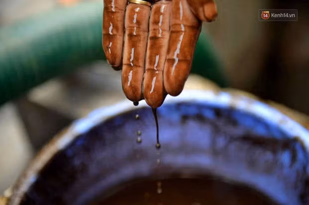 Ảnh: Dầu lắng cặn, bốc mùi nồng nặc khi thau bể nước tại khu đô thị Hà Nội sau sự cố ô nhiễm nước sông Đà - Ảnh 2.