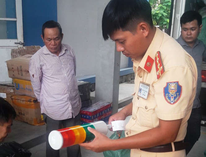 Phản hồi vụ xe thư báo chở hàng lậu tại Huế - ảnh 2