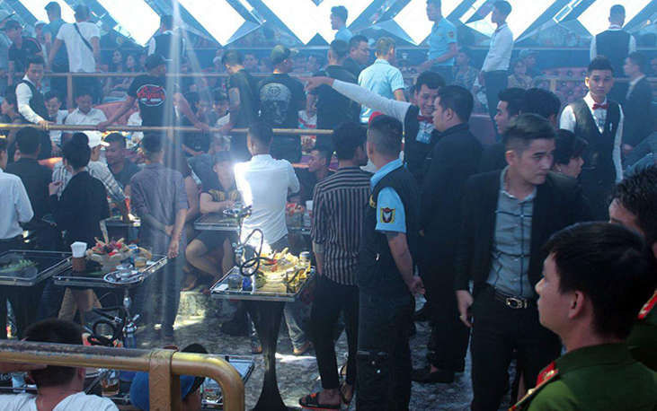 Bến trong quán bar lúc cảnh sát ập vào kiểm tra. Ảnh: Thái Hà.