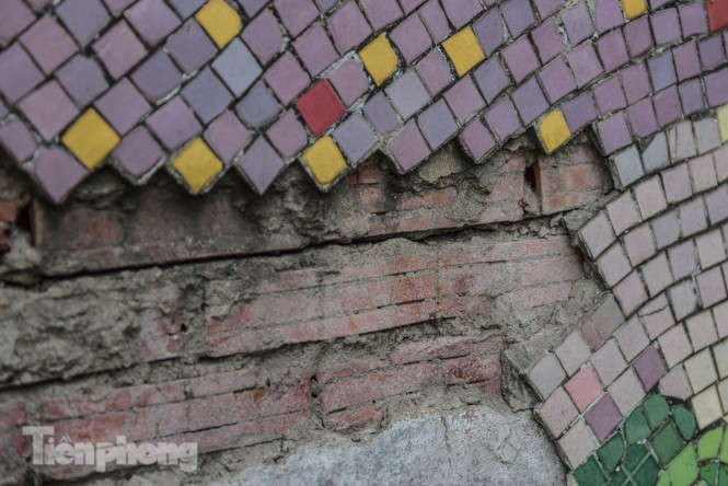 Con đường gốm sứ ven sông Hồng rạn nứt, bong tróc nham nhở - ảnh 10