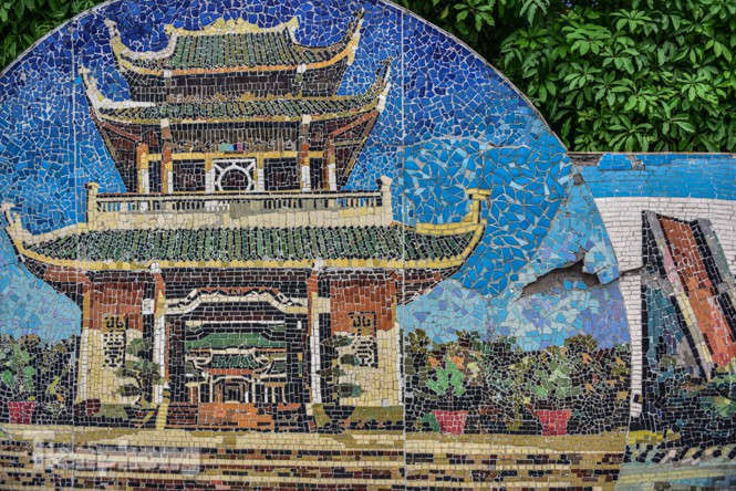 Con đường gốm sứ ven sông Hồng rạn nứt, bong tróc nham nhở - ảnh 1