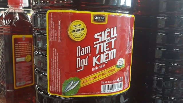 Các loại sản phẩm không có nguồn gốc từ nước mắm hoặc có độ đạm thấp hơn 10g/l không được ghi nhãn là "nước mắm" mà phải ghi là "nước chấm". Tuy nhiên, dòng chữ này thường được ghi khá nhỏ, và các siêu thị cũng thường thông tin không rõ ràng và bày lẫn lộn các loại sản phẩm này trên kệ nước mắm. (Ảnh: MT).