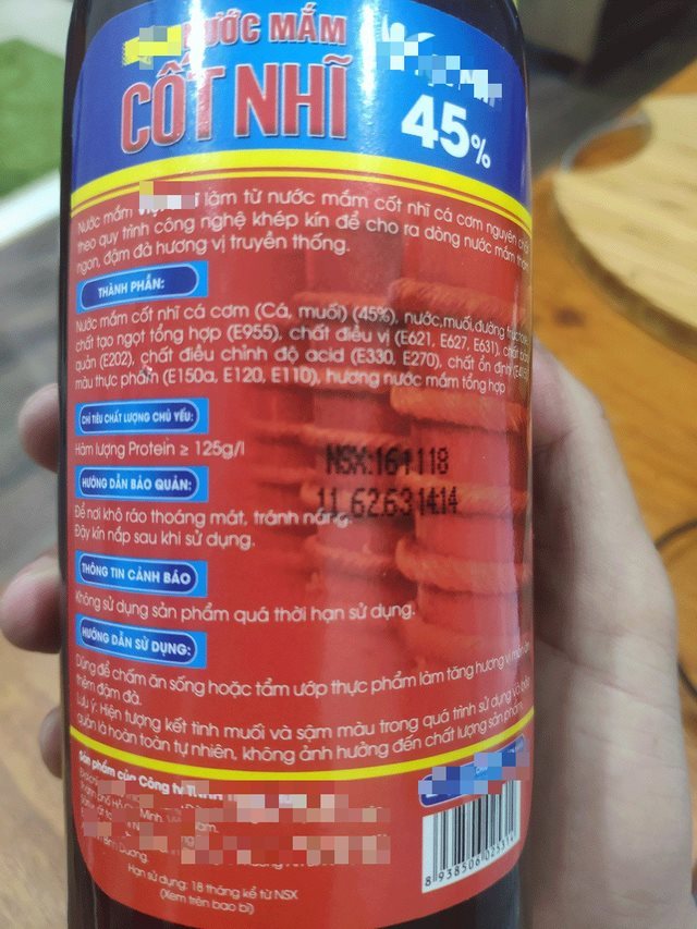 Trên nhãn chai nước mắm này, tỉ lệ nước mắm cốt là 45% (được ghi rất to), nhưng lượng protein chỉ 125g/l, tương đương 20 độ đạm. (Ảnh: H.S).