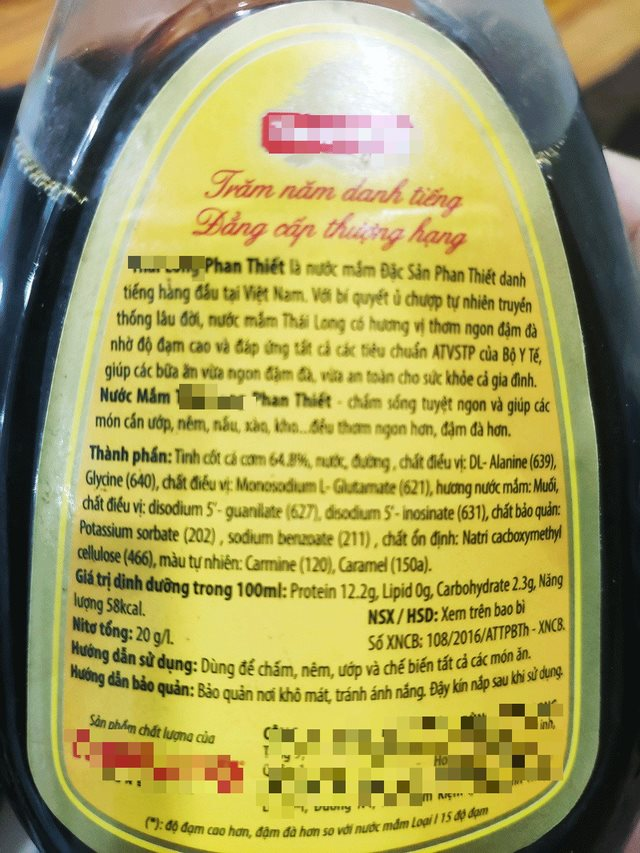 Các phụ gia trong sản phẩm được liệt kê trong thành phần, ghi theo thứ tự sử dụng từ nhiều đến ít, trong đó thành phần tinh cốt cá cơm được ghi rõ tỉ lệ %. Điều này không bắt buộc, nhưng thường các nhà sản xuất chủ động ghi rõ tỉ lệ này để tạo ấn tượng với người tiêu dùng. Mặc dù có gần 65% tinh cốt cá cơm, sản phẩm này cũng chỉ có độ đạm (Nitơ tổng) 20g/L. (Ảnh: H.S).