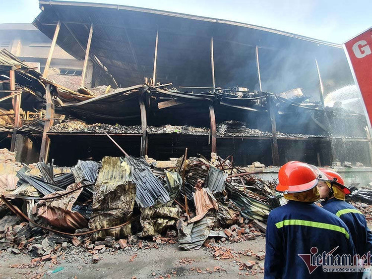 Cảnh sát hình sự điều tra nguyên nhân vụ cháy nhà máy bóng đèn Rạng Đông