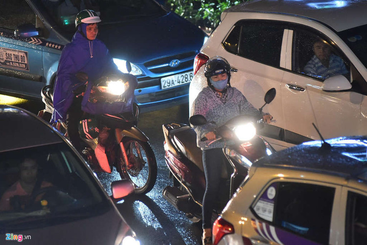 Cac nga duong Ha Noi roi loan giao thong sau mua hinh anh 11 