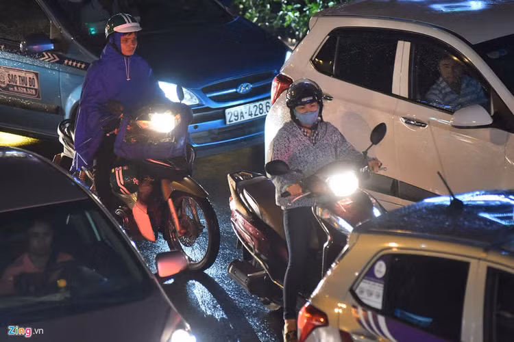 Cac nga duong Ha Noi roi loan giao thong sau mua hinh anh 11 