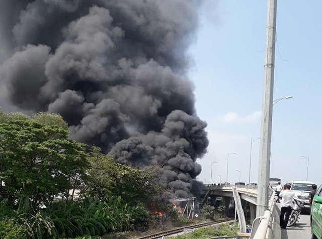 Cảnh sát khản cổ phát loa nhường đường, tài xế Lexus vẫn ngang ngược chặn đầu xe cứu hỏa - Ảnh 1.