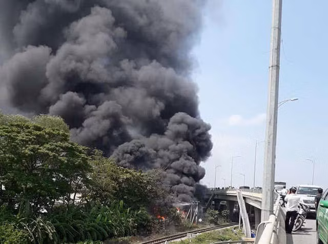 Cảnh sát khản cổ phát loa nhường đường, tài xế Lexus vẫn ngang ngược chặn đầu xe cứu hỏa - Ảnh 1.