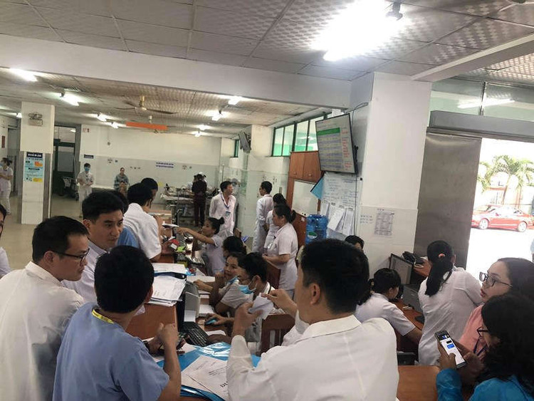 Xe khách rơi trên đèo Hải Vân, 21 sinh viên bị nạn - ảnh 10
