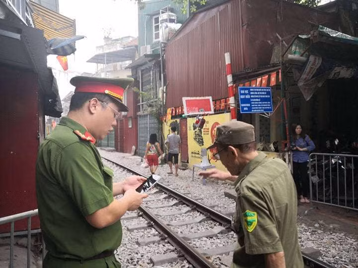 'Ngoại bất nhập', đóng cửa cà phê đường tàu từ sáng nay