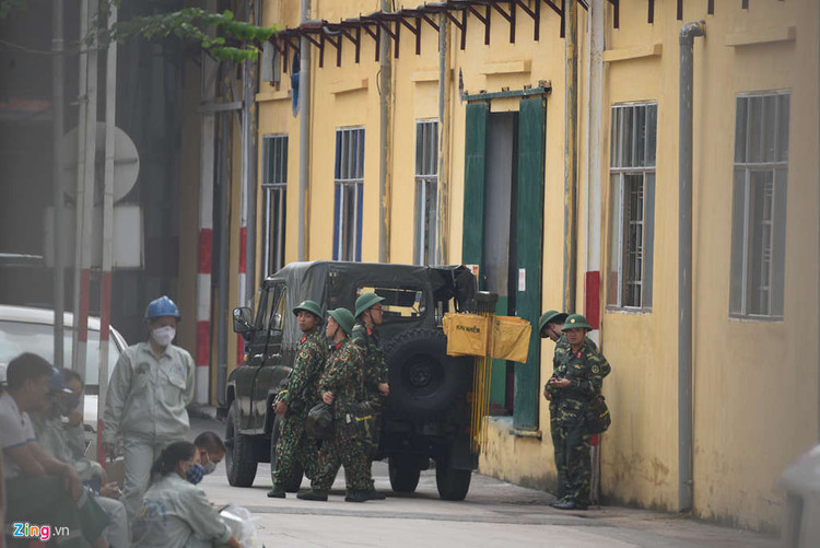 Dan xe quan doi den Rang Dong tay doc hinh anh 13 