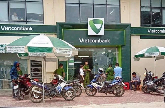 Cuop na nhieu phat sung khi xong vao ngan hang Vietcombank hinh anh 1 