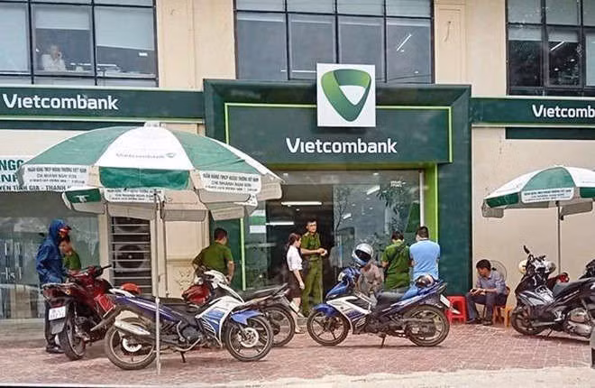 Cuop na nhieu phat sung khi xong vao ngan hang Vietcombank hinh anh 1 