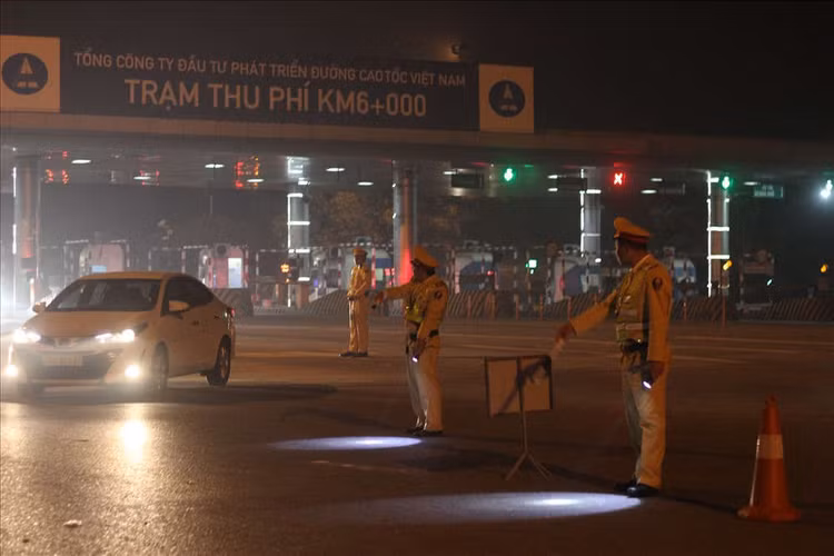 Theo đó, đơn vị triển khai toàn bộ lực lượng tăng cường kiểm tra và xử lý nghiêm những hành vi vi phạm như điều khiển phương tiện sử dụng bia rượu và nồng độ cồn quá mức cho phép.