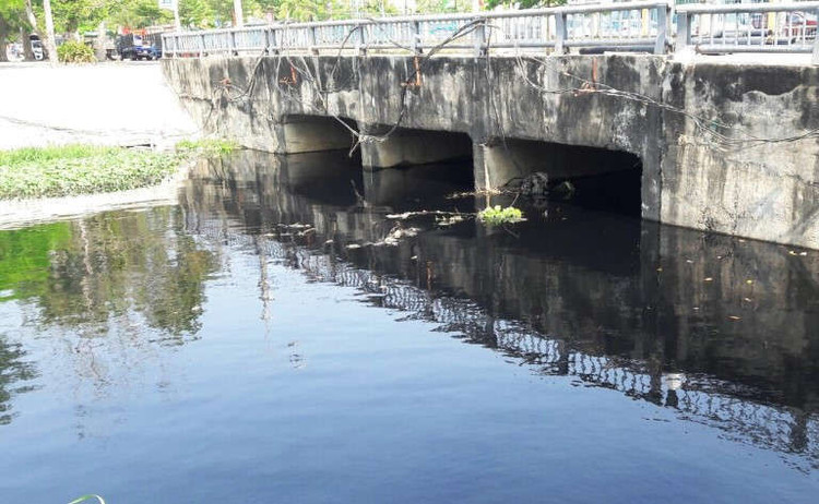 Tại khu vực có 2 tuyến mương dẫn qua đường sắt thuộc Km793+087, nước thải vẫn chảy thẳng qua khu đông dân cư của phường Thanh Khê Tây, buộc người dân phải đóng cửa để sinh hoạt