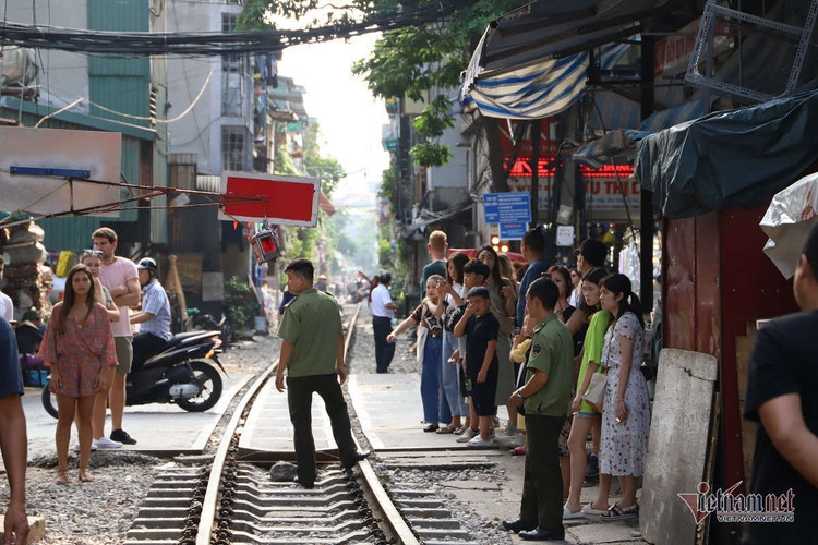 'Ngoại bất nhập', đóng cửa cà phê đường tàu từ sáng nay