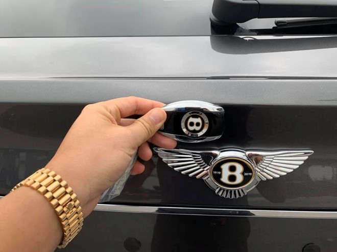 Bentley Bentayga V8 dau tien ve VN la ban doc ky niem 100 nam hinh anh 2 