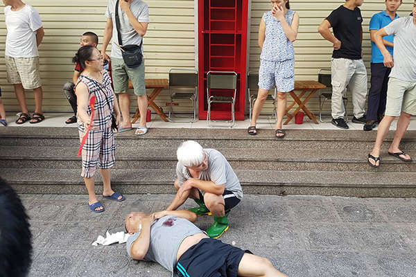 Sau 2 tiếng nổ lớn, người đàn ông đổ vật ở chung cư HH Linh Đàm