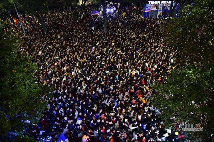 Chen nhau đón năm mới, thiếu nữ ngất xỉu bên vườn hoa Hà Nội