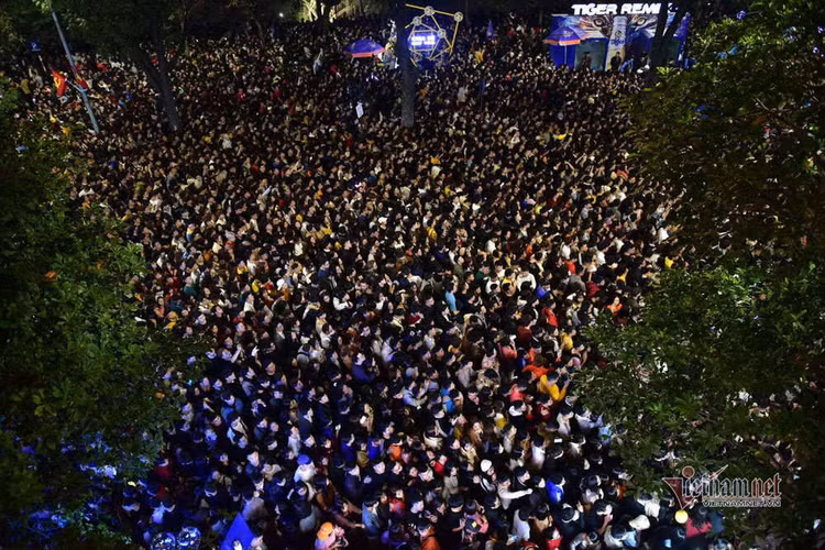 Chen nhau đón năm mới, thiếu nữ ngất xỉu bên vườn hoa Hà Nội