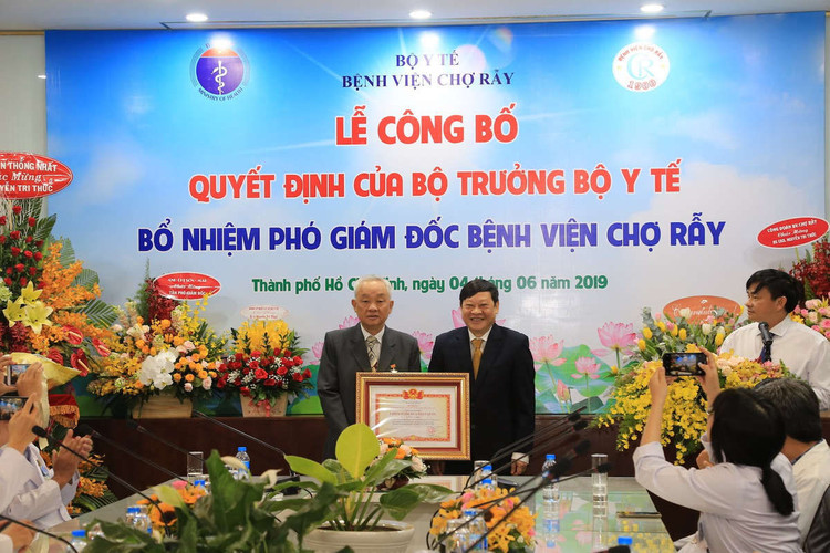 PGS.TS Nguyễn Viết Tiến - Thứ trưởng Bộ Y tế Bộ Y tếcũng đã trao Quyết định của Thủ tướng Chính phủ về việc phong tặng danh hiệu Chiến sĩ thi đua toàn quốc cho GS.TS Nguyễn Văn Khôi – Phó Giám đốc phụ trách Quản lý - Điều hành Bệnh viện Chợ Rẫy TPHCM.