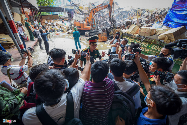 Canh quan doi tay doc hien truong vu chay Rang Dong hinh anh 3 
